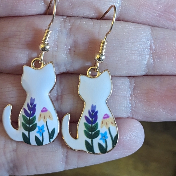 Enamel Floral Accent Cat Earrings NEW! - Picture 2 of 3